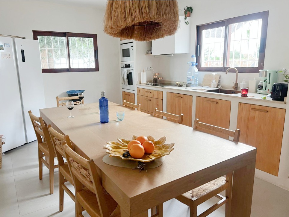 Elegante Villa Estilo Ibiza con Piscina y Palmeras / Precio 930 000