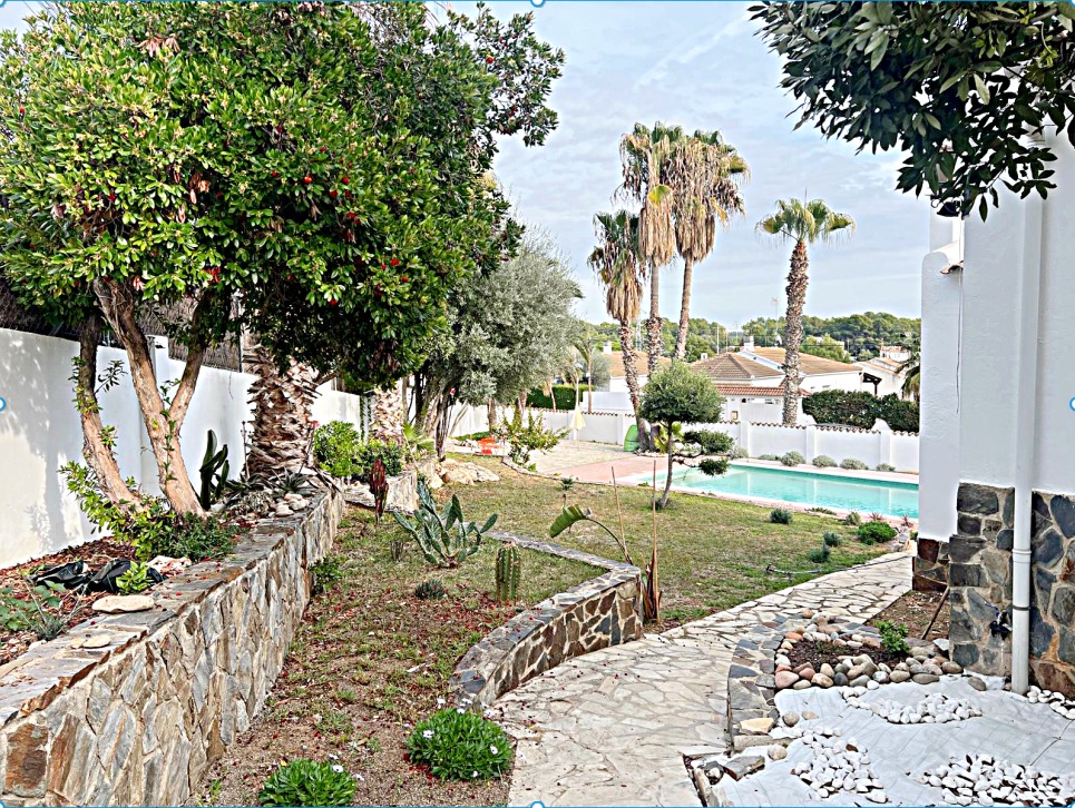 Elegante Villa Estilo Ibiza con Piscina y Palmeras / Precio 930 000