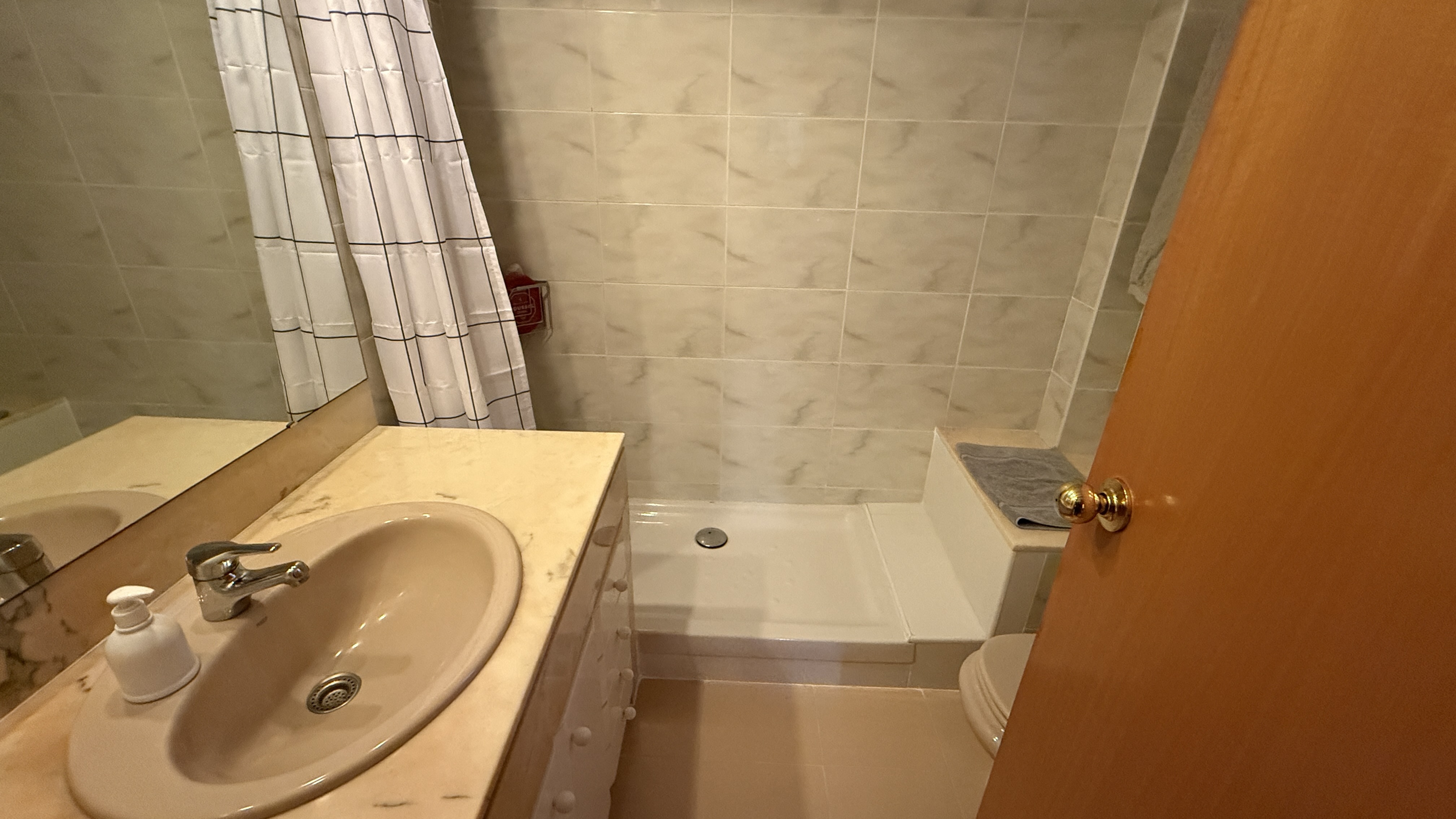 Descubre este acogedor piso en  la zona de Almeda...