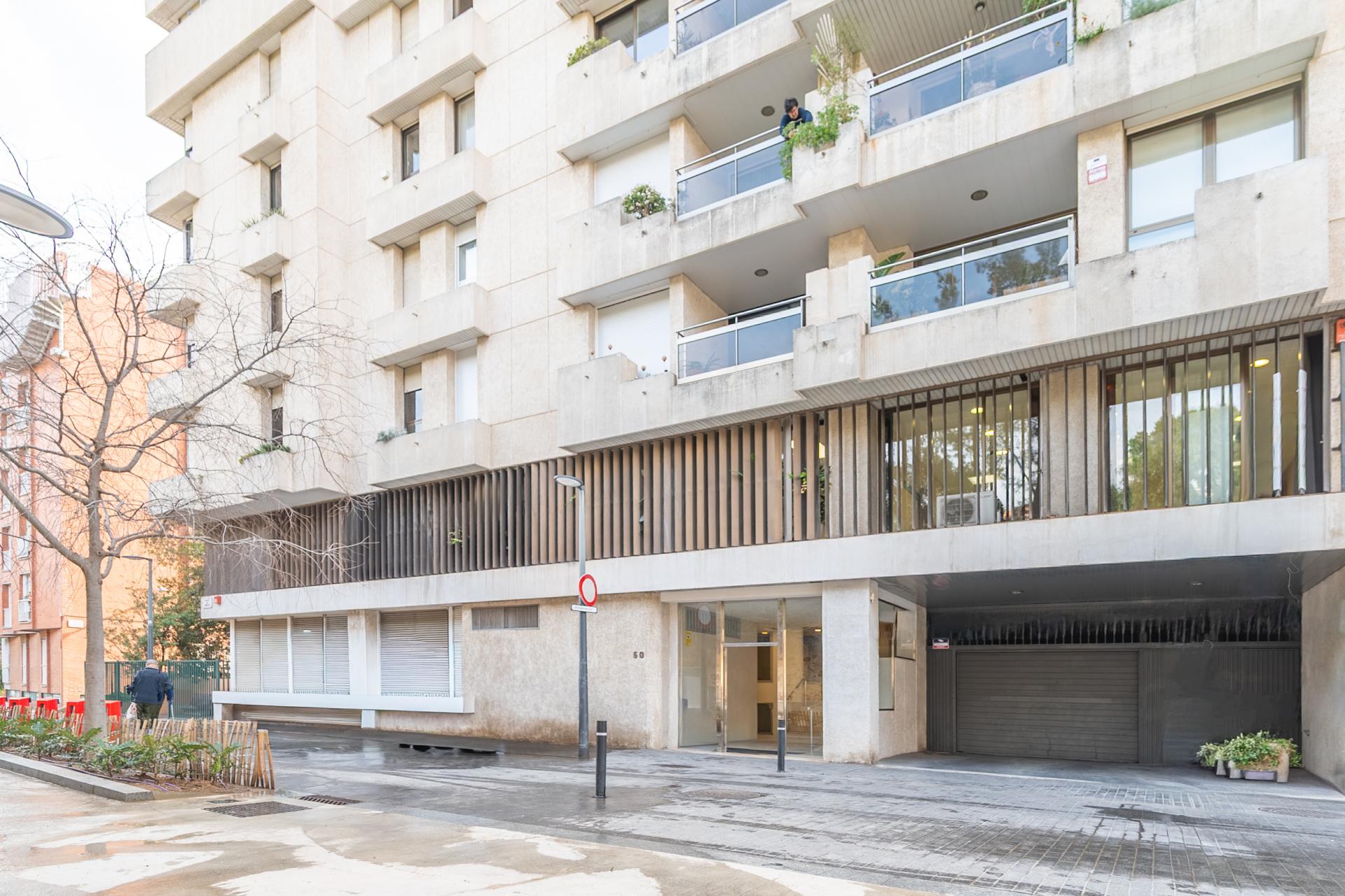 Imagina vivir en un bajo con piscina en Barcelona, en...