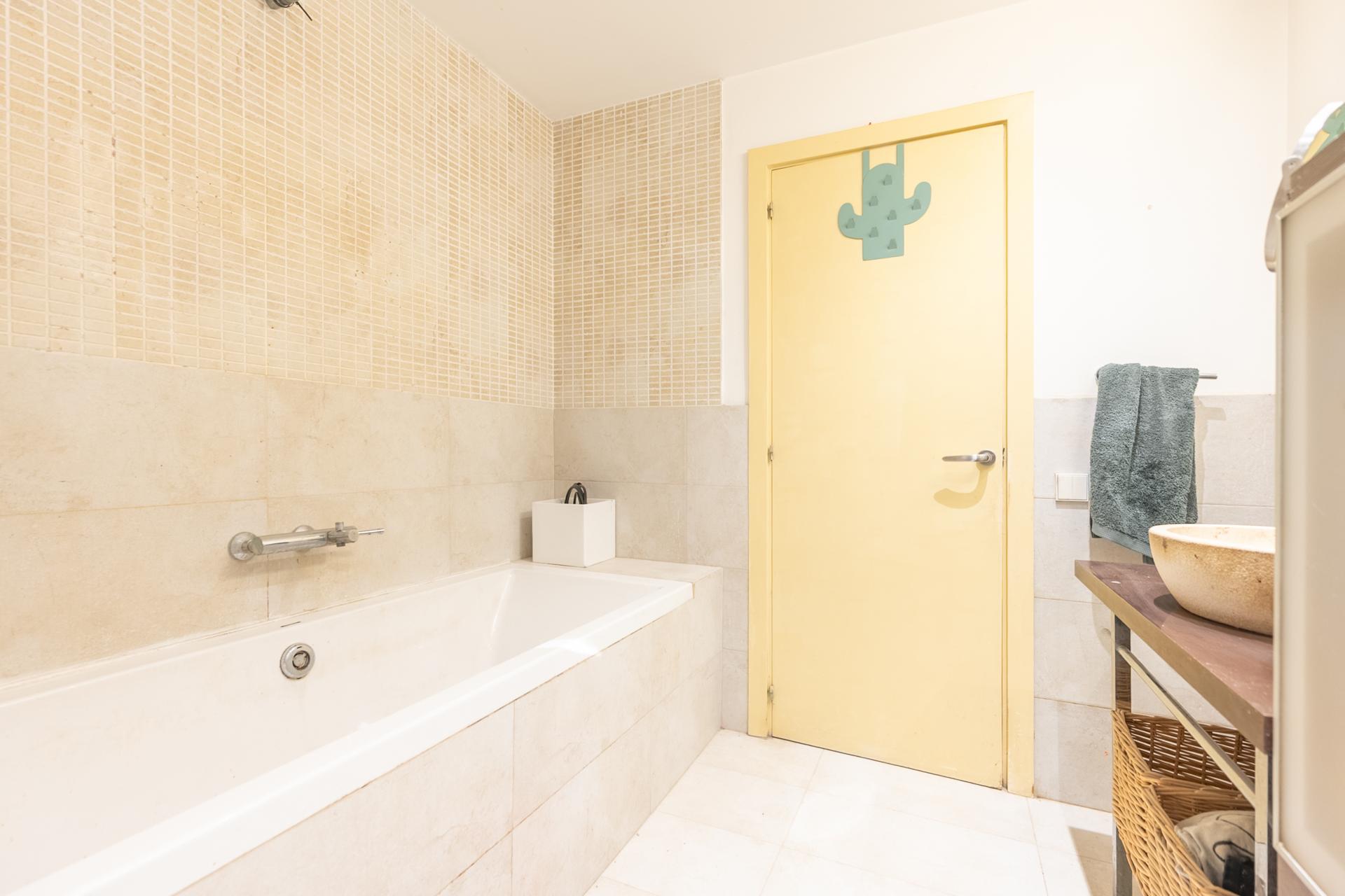 Imagina vivir en un bajo con piscina en Barcelona, en...