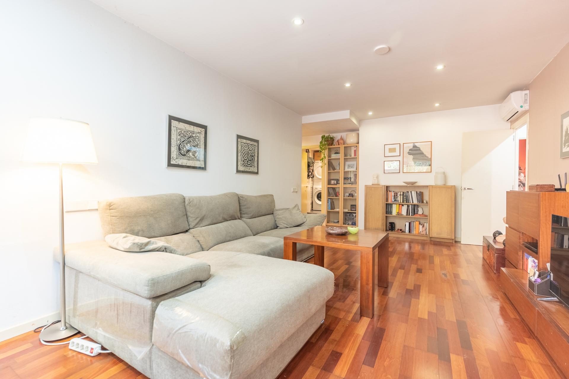 Imagina vivir en un bajo con piscina en Barcelona, en...