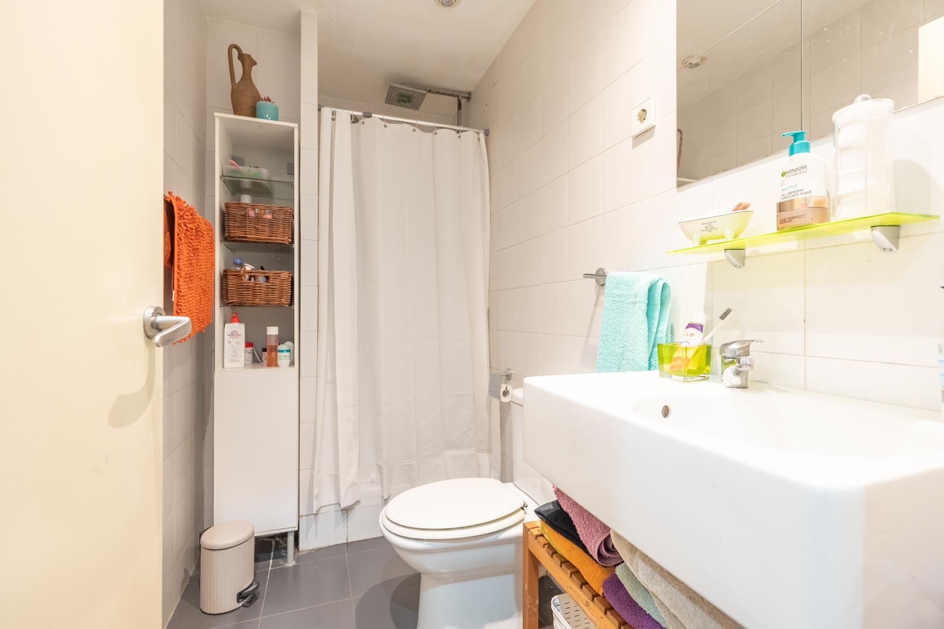 Imagina vivir en un bajo con piscina en Barcelona, en...