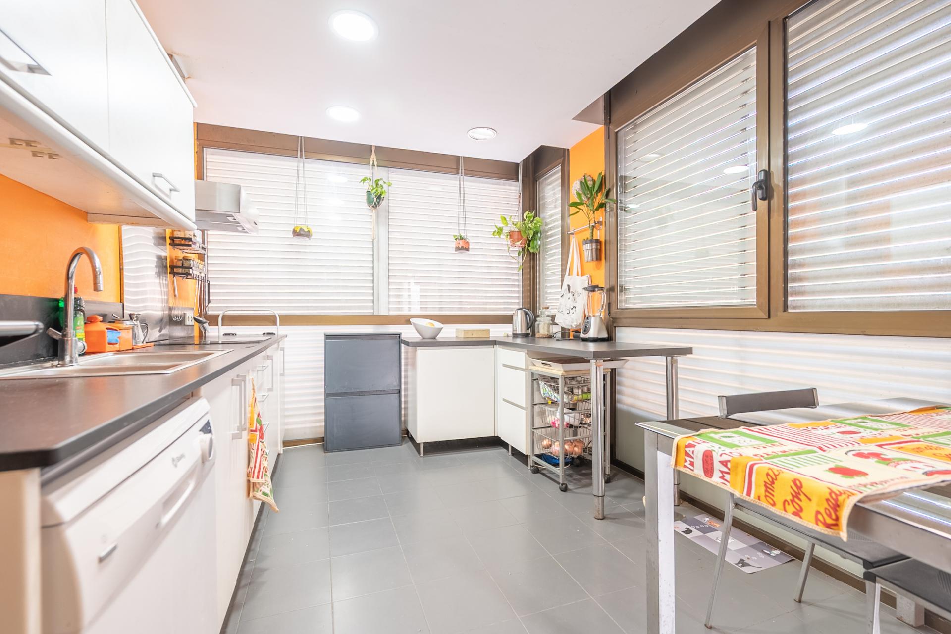 Imagina vivir en un bajo con piscina en Barcelona, en...