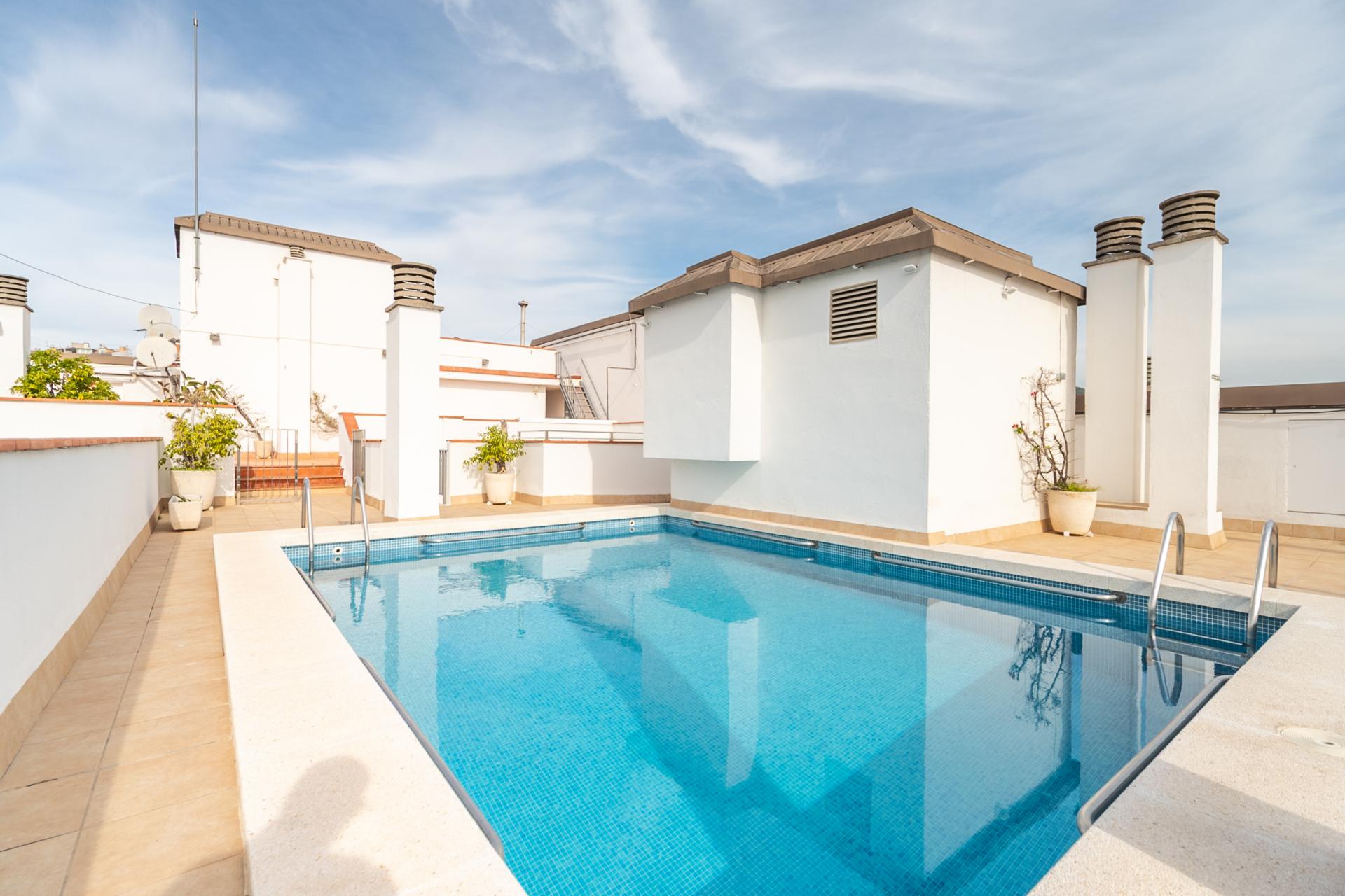 Imagina vivir en un bajo con piscina en Barcelona, en...