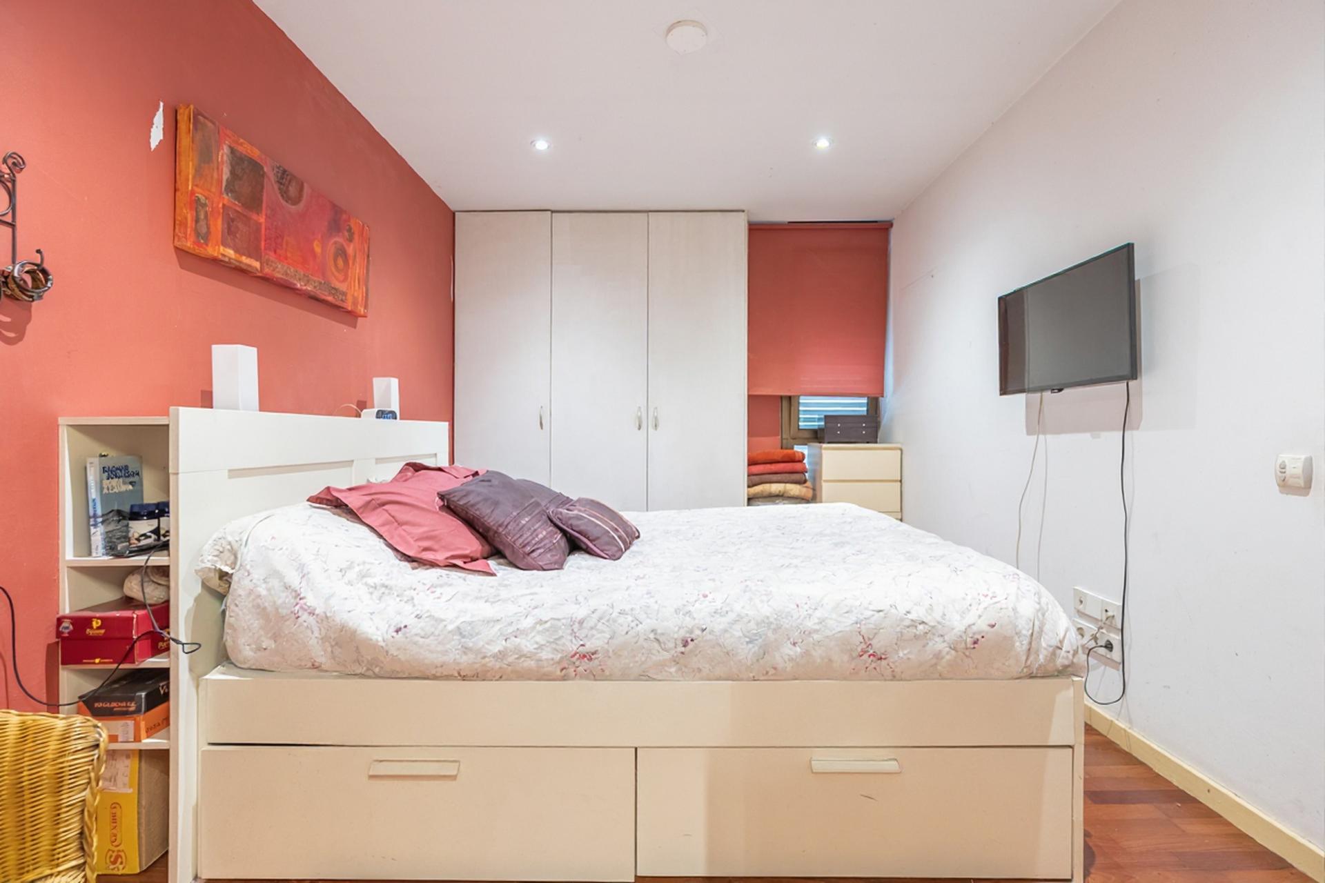 Imagina vivir en un bajo con piscina en Barcelona, en...