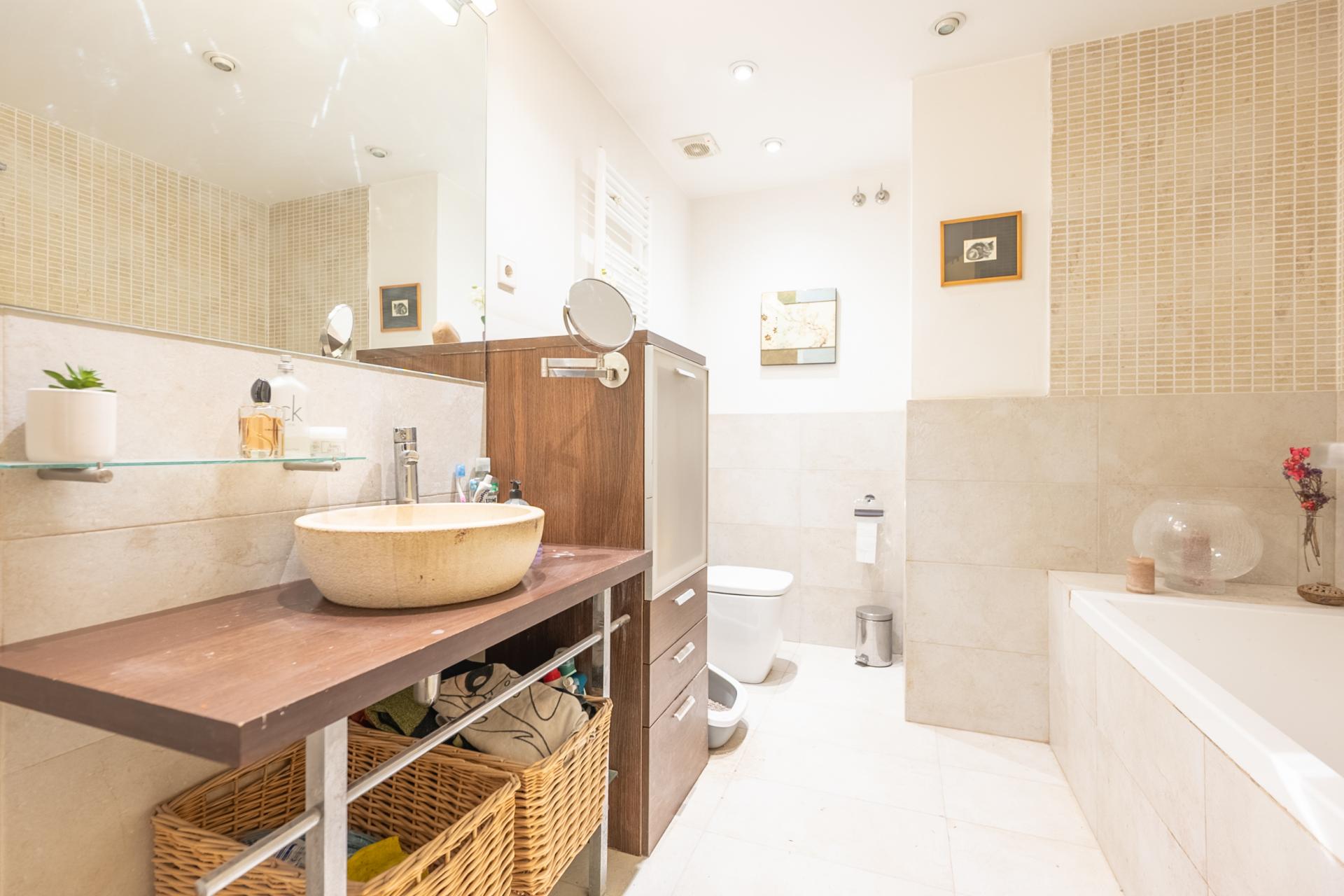 Imagina vivir en un bajo con piscina en Barcelona, en...