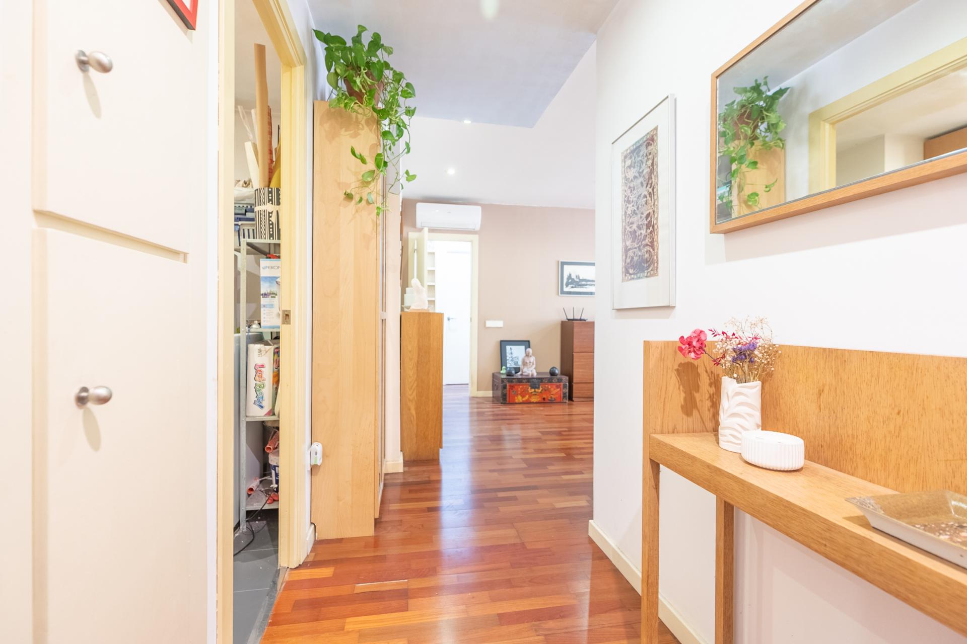 Imagina vivir en un bajo con piscina en Barcelona, en...