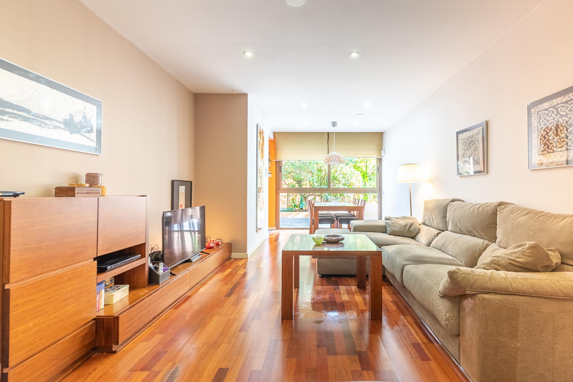 Imagina vivir en un bajo con piscina en Barcelona, en...