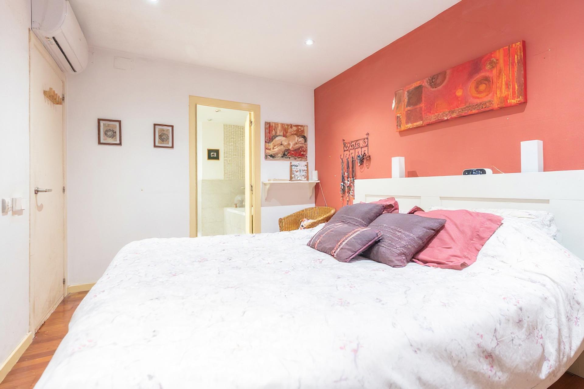 Imagina vivir en un bajo con piscina en Barcelona, en...