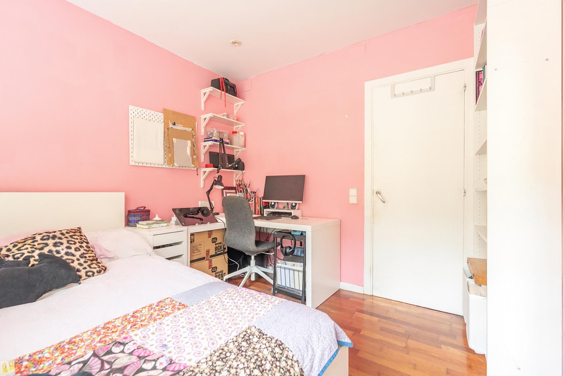 Imagina vivir en un bajo con piscina en Barcelona, en...