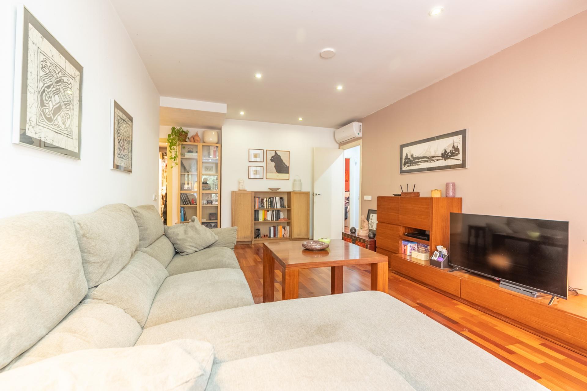 Imagina vivir en un bajo con piscina en Barcelona, en...