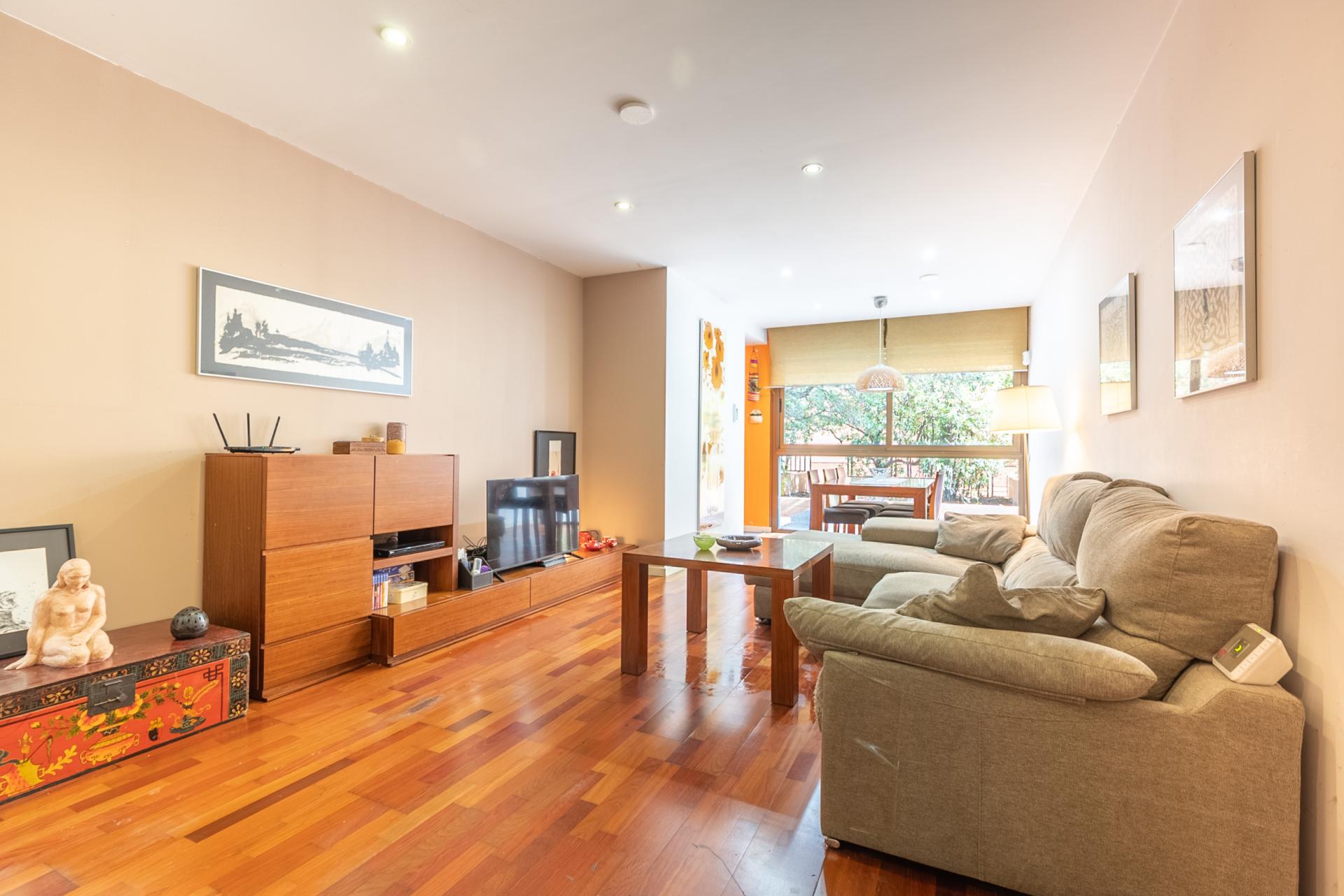 Imagina vivir en un bajo con piscina en Barcelona, en...