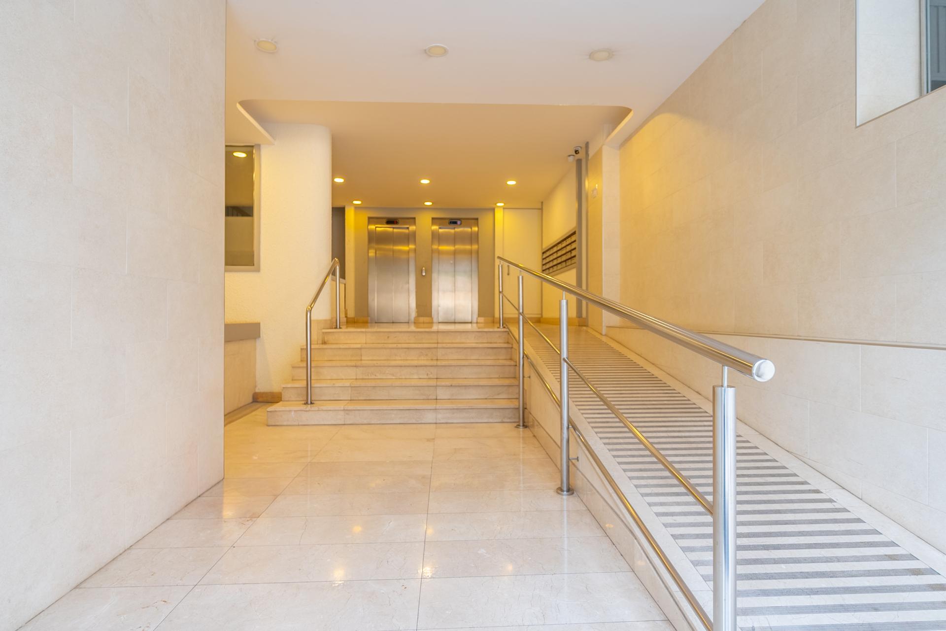 Imagina vivir en un bajo con piscina en Barcelona, en...