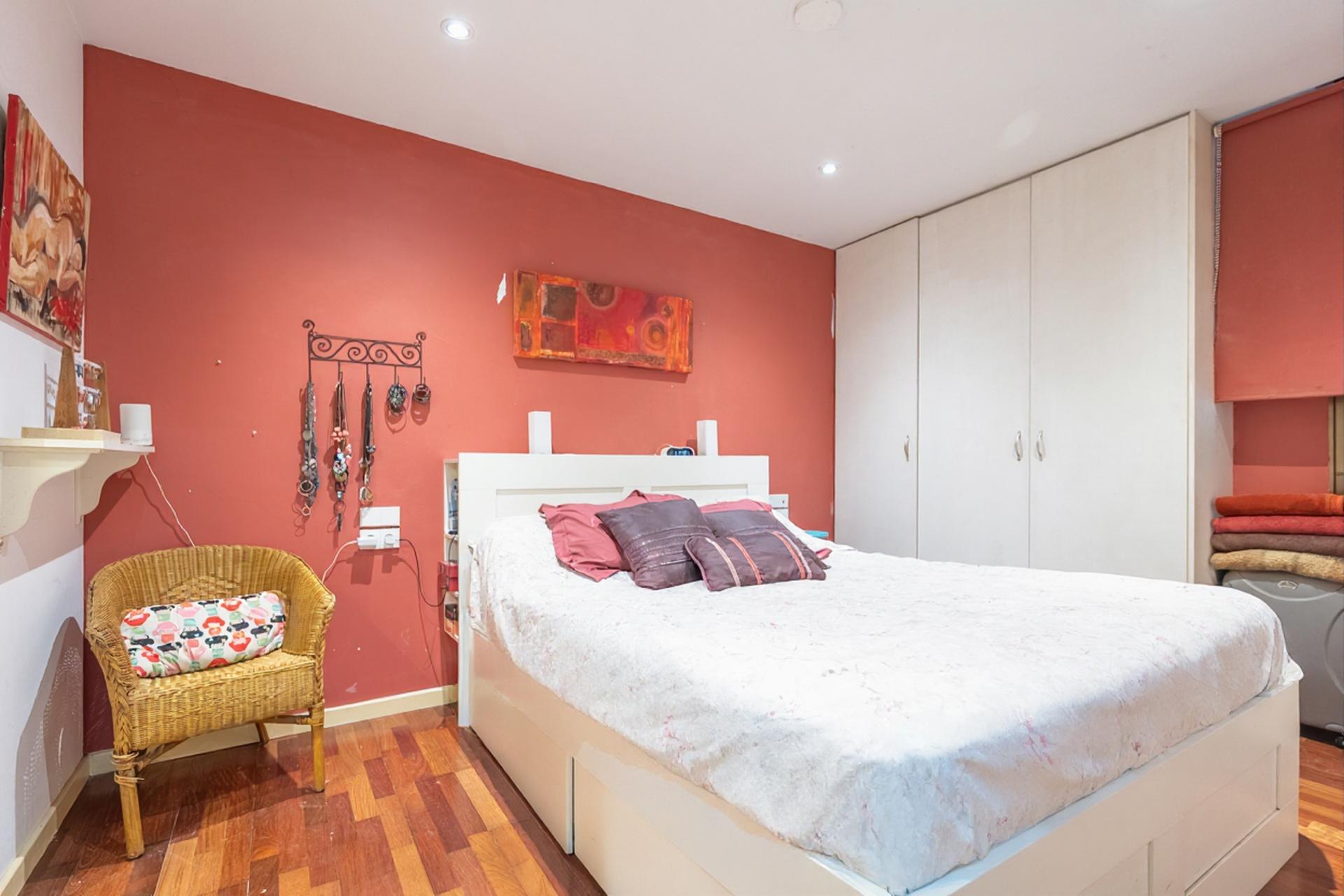 Imagina vivir en un bajo con piscina en Barcelona, en...