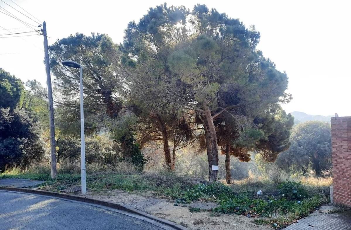 Gran parcela urbana de 2.498 m  en entorno natural para dos viviendas