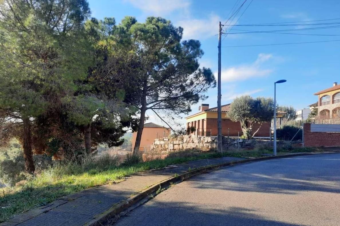 Gran parcela urbana de 2.498 m  en entorno natural para dos viviendas