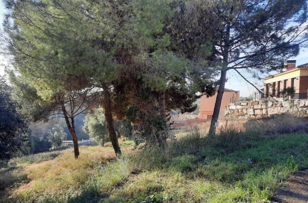 Gran parcela urbana de 2.498 m  en entorno natural para dos viviendas