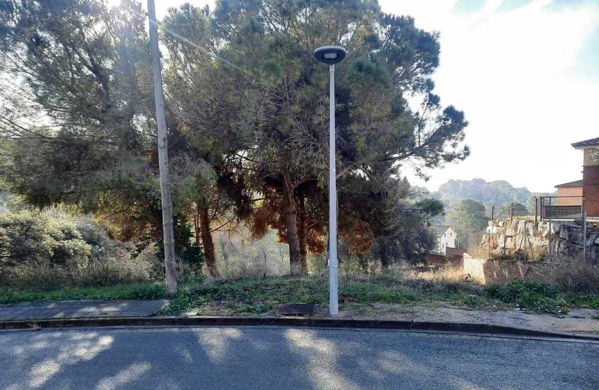 Gran parcela urbana de 2.498 m  en entorno natural para dos viviendas