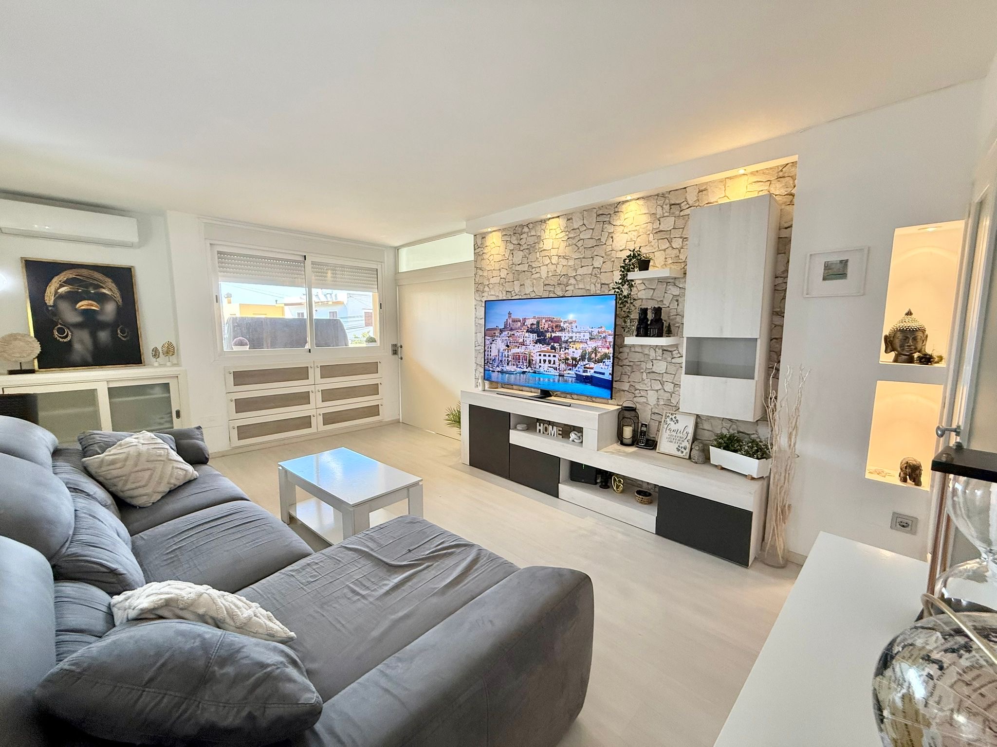 Piso de 3 habitaciones con terraza en Playa d en Bossa   Alquiler de temporada
