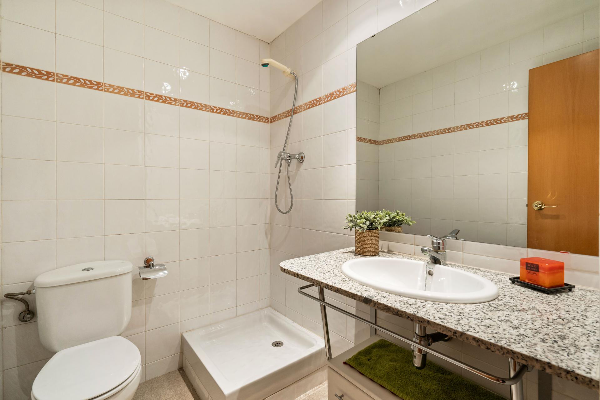 Descubre este encantador piso ubicado en el dinámico y vibrante...