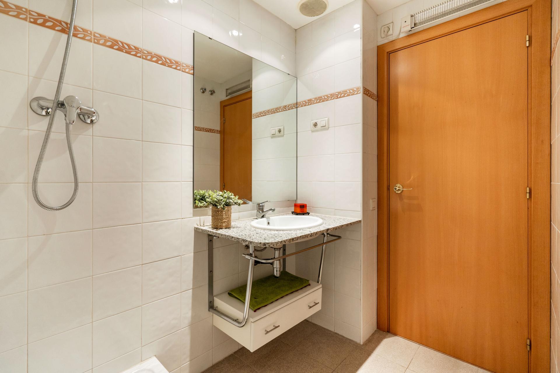 Descubre este encantador piso ubicado en el dinámico y vibrante...