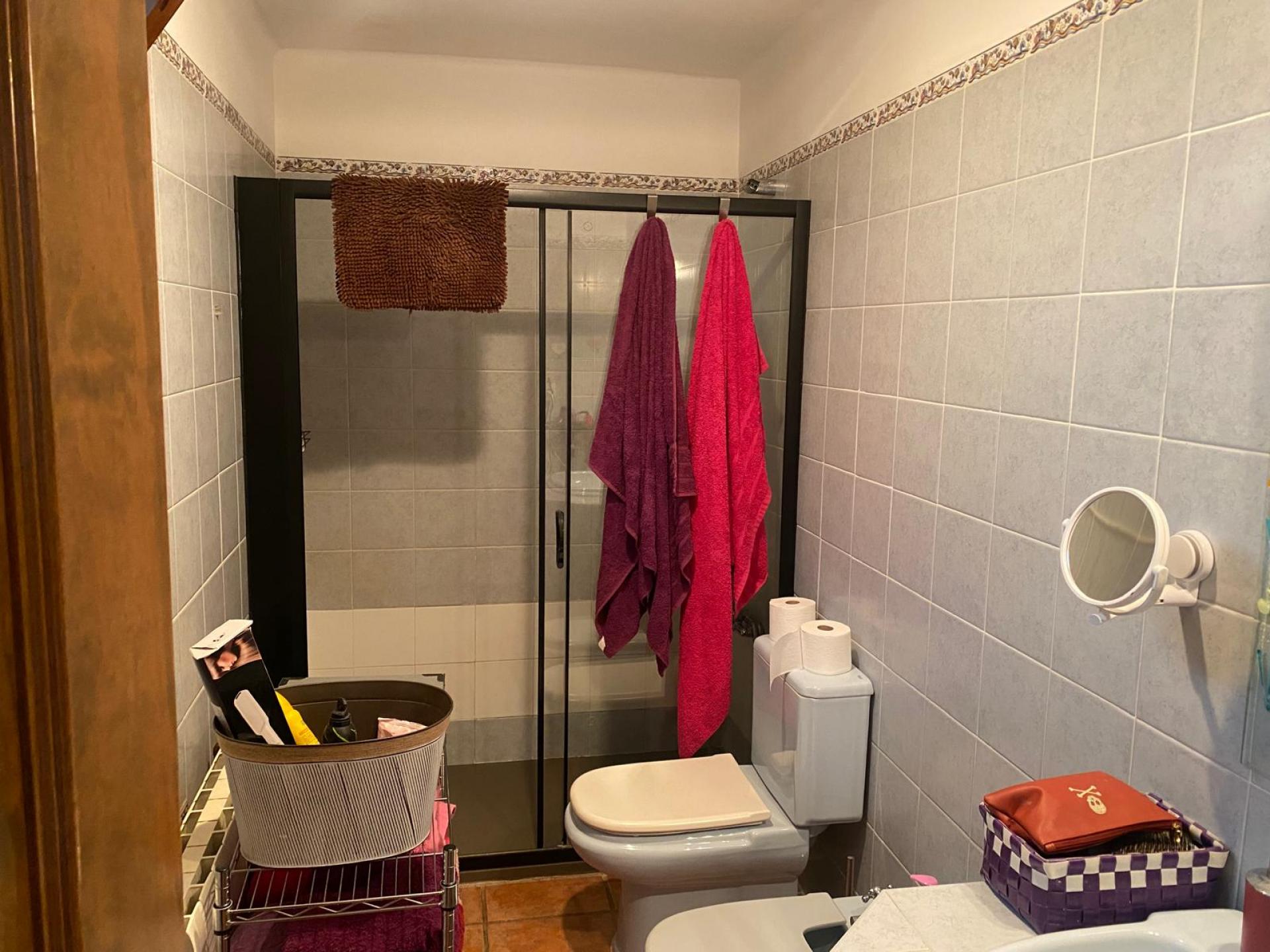 Descubre esta encantadora casa adosada, ideal para quienes buscan espacio, luz y conexión con la naturaleza.