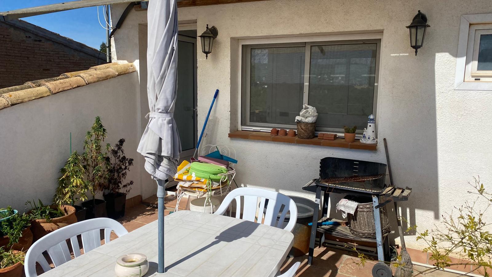 Descubre esta encantadora casa adosada, ideal para quienes buscan espacio, luz y conexión con la naturaleza.