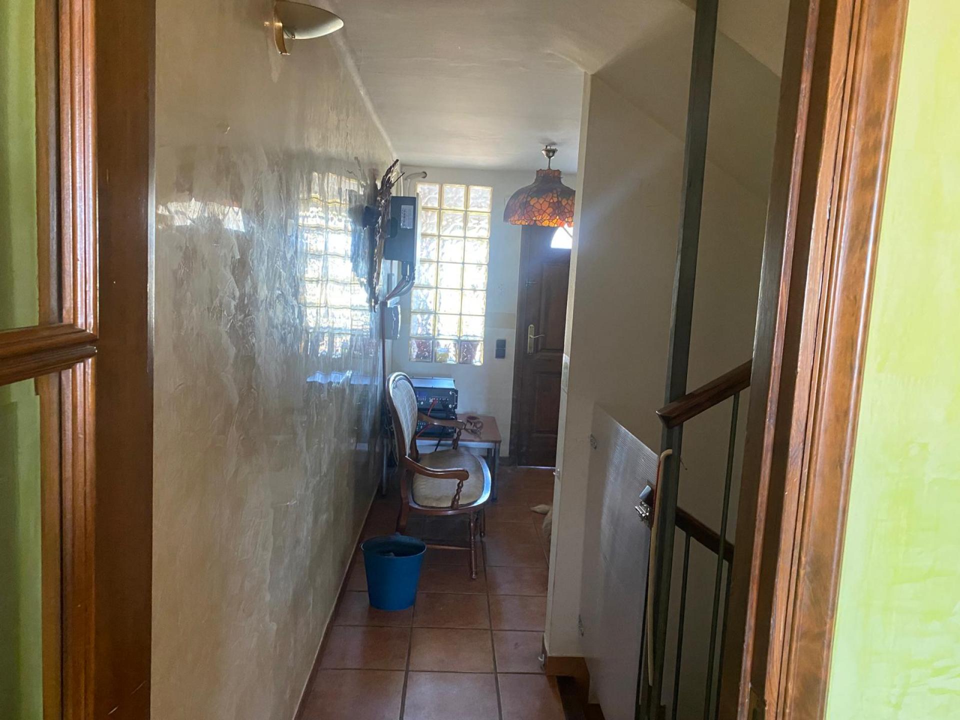 Descubre esta encantadora casa adosada, ideal para quienes buscan espacio, luz y conexión con la naturaleza.