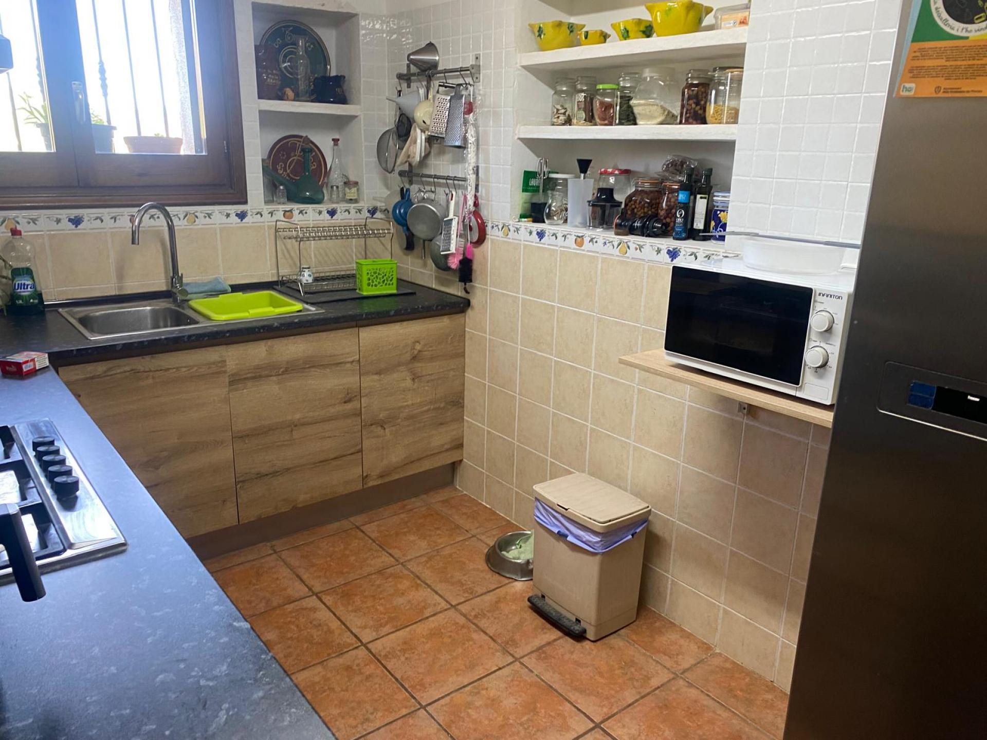 Descubre esta encantadora casa adosada, ideal para quienes buscan espacio, luz y conexión con la naturaleza.