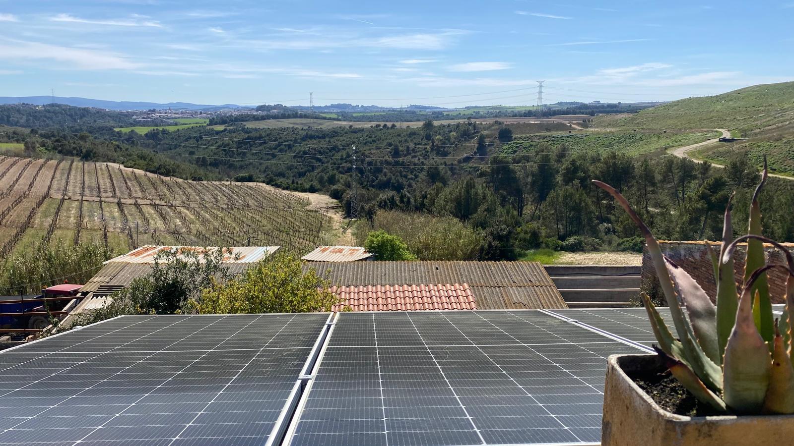Descubre esta encantadora casa adosada, ideal para quienes buscan espacio, luz y conexión con la naturaleza.