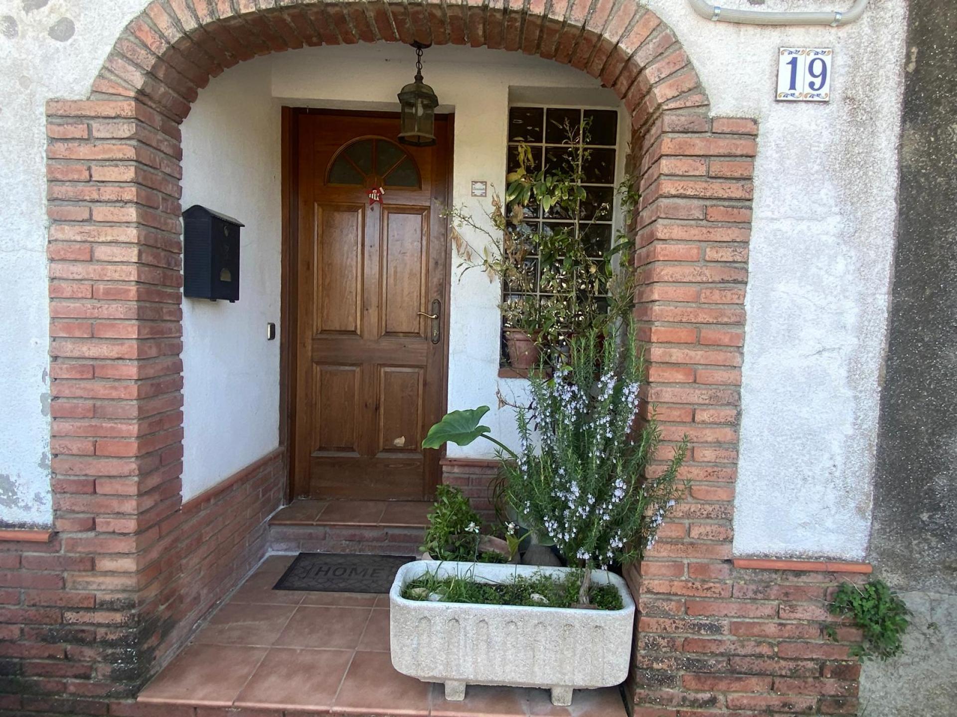 Descubre esta encantadora casa adosada, ideal para quienes buscan espacio, luz y conexión con la naturaleza.
