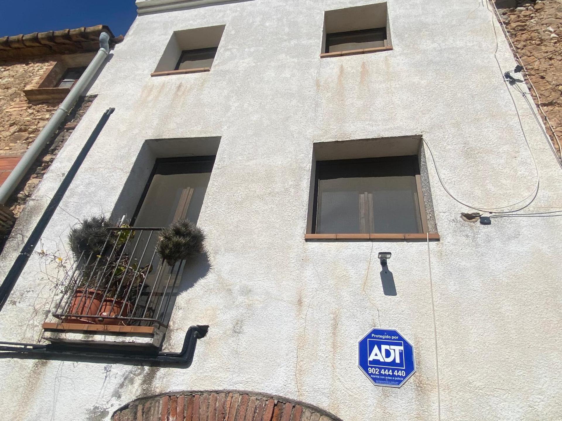 Descubre esta encantadora casa adosada, ideal para quienes buscan espacio, luz y conexión con la naturaleza.