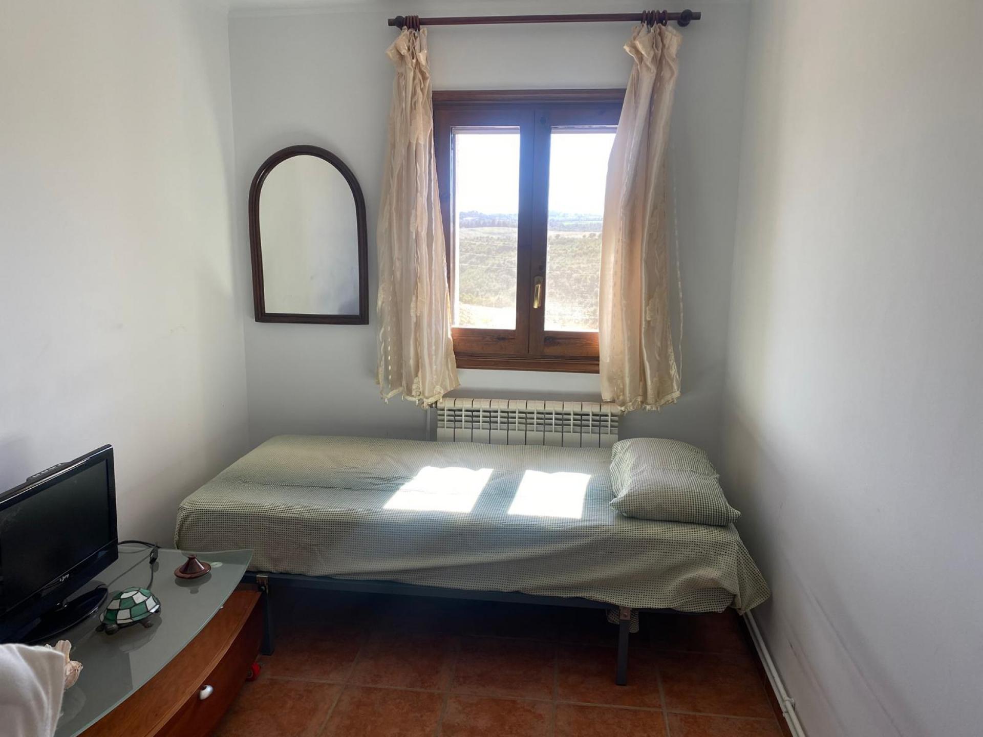 Descubre esta encantadora casa adosada, ideal para quienes buscan espacio, luz y conexión con la naturaleza.