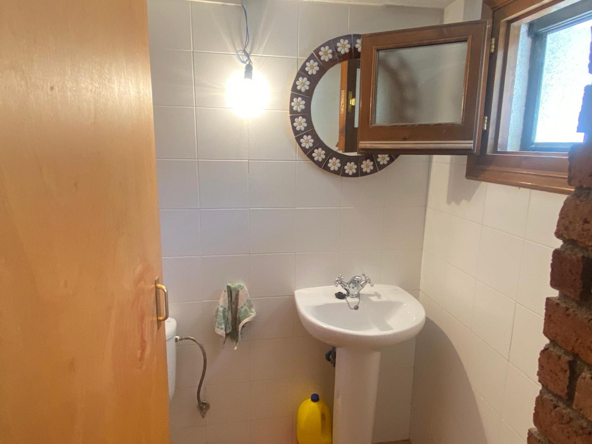 Descubre esta encantadora casa adosada, ideal para quienes buscan espacio, luz y conexión con la naturaleza.