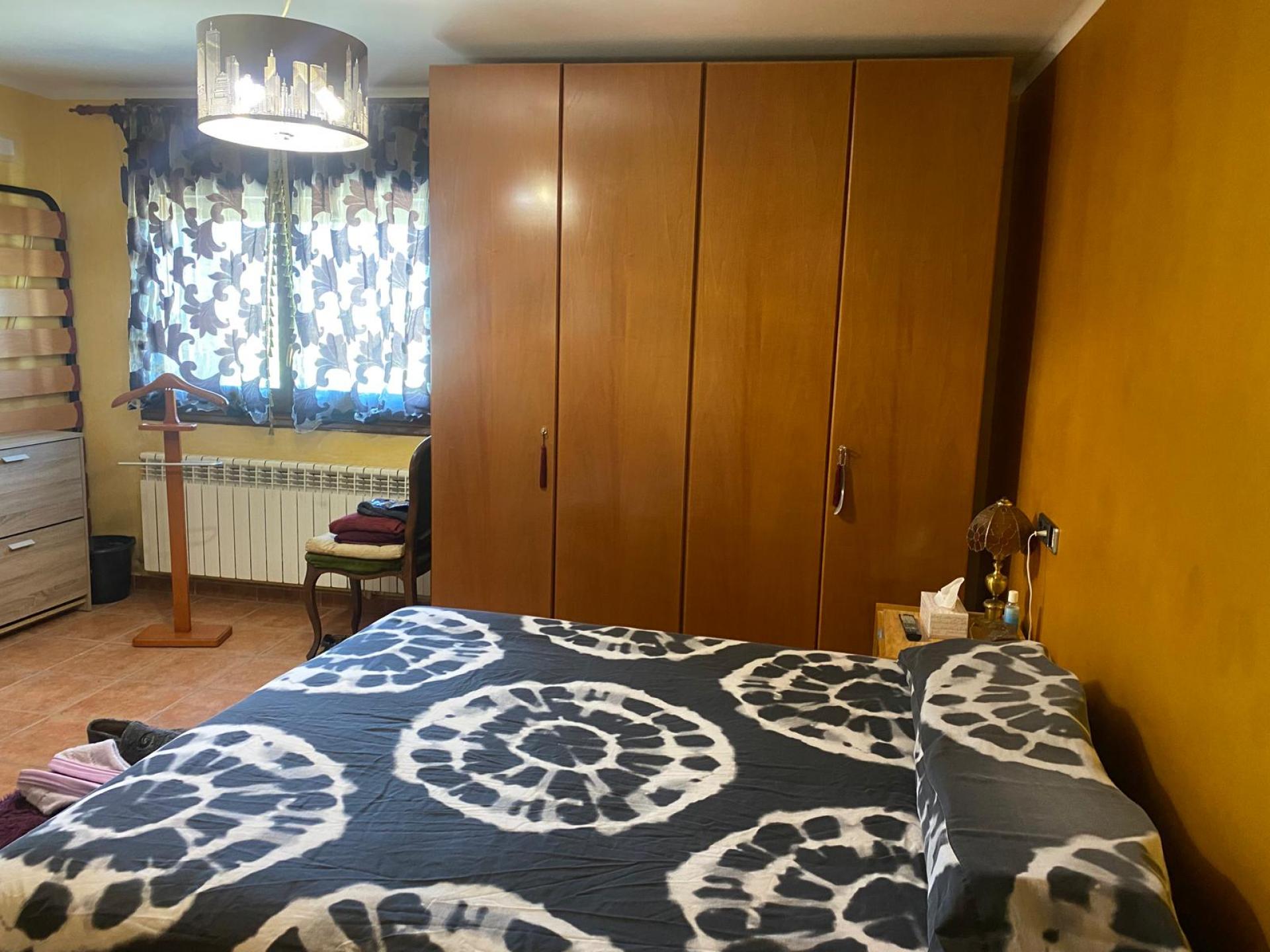 Descubre esta encantadora casa adosada, ideal para quienes buscan espacio, luz y conexión con la naturaleza.