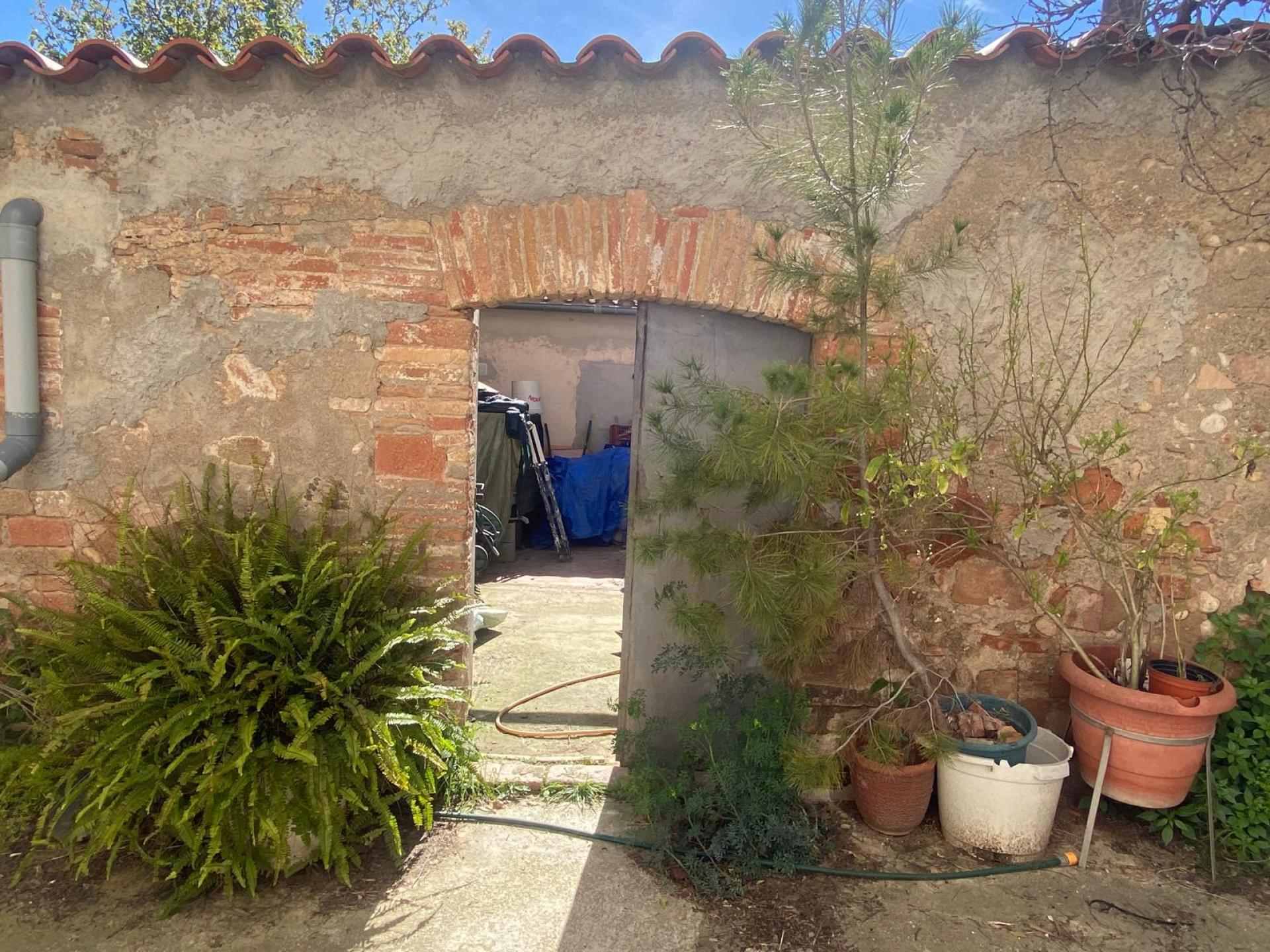 Descubre esta encantadora casa adosada, ideal para quienes buscan espacio, luz y conexión con la naturaleza.