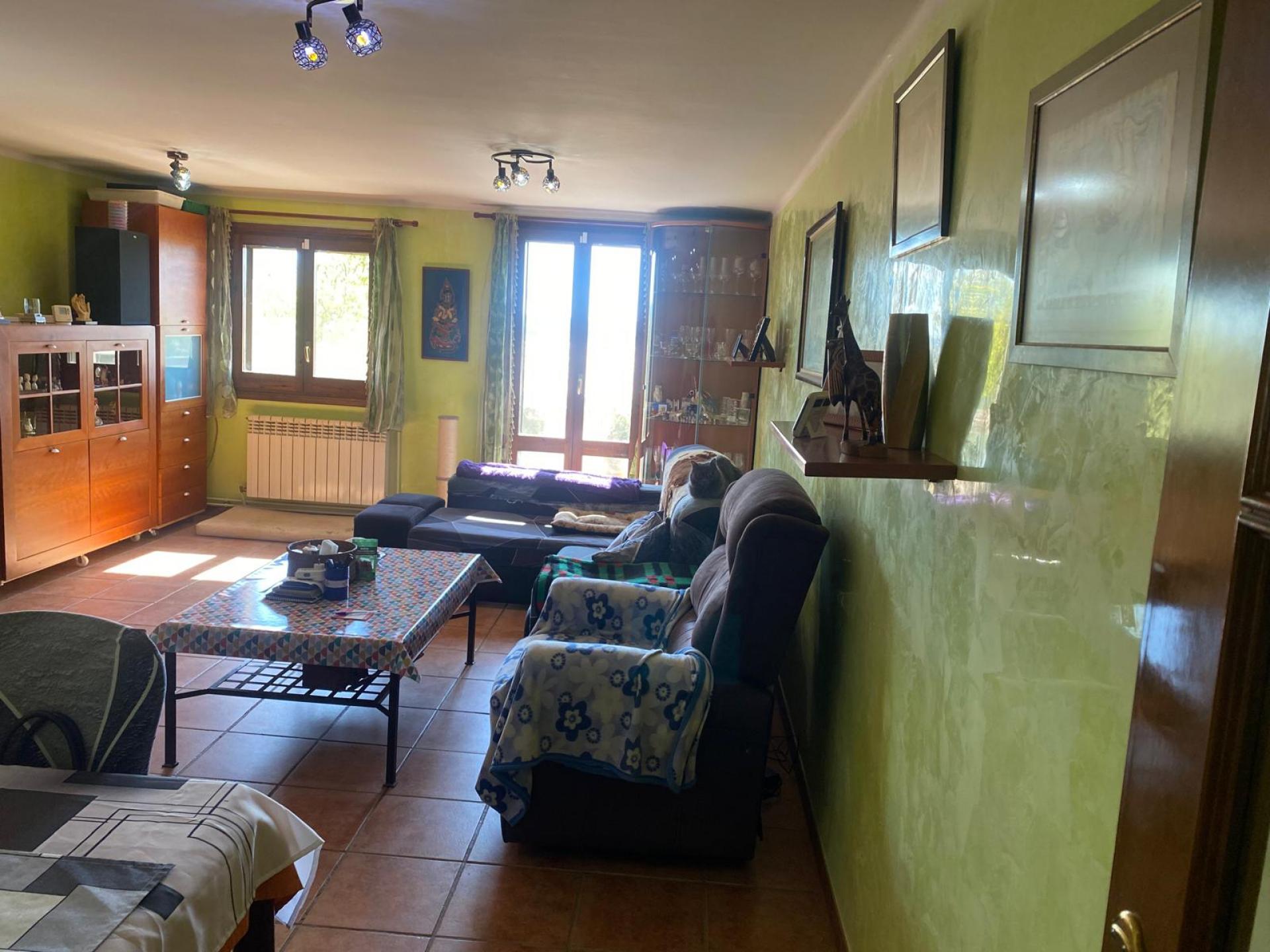 Descubre esta encantadora casa adosada, ideal para quienes buscan espacio, luz y conexión con la naturaleza.