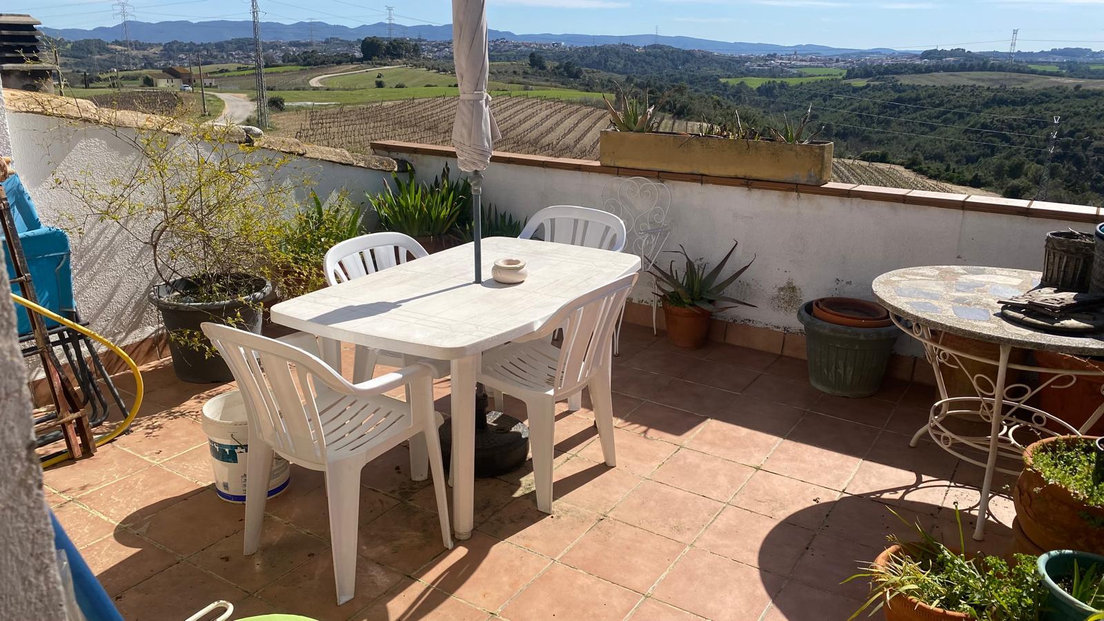 Descubre esta encantadora casa adosada, ideal para quienes buscan espacio, luz y conexión con la naturaleza.