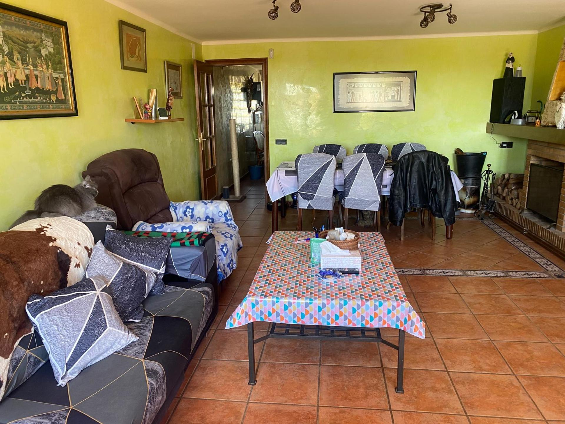 Descubre esta encantadora casa adosada, ideal para quienes buscan espacio, luz y conexión con la naturaleza.