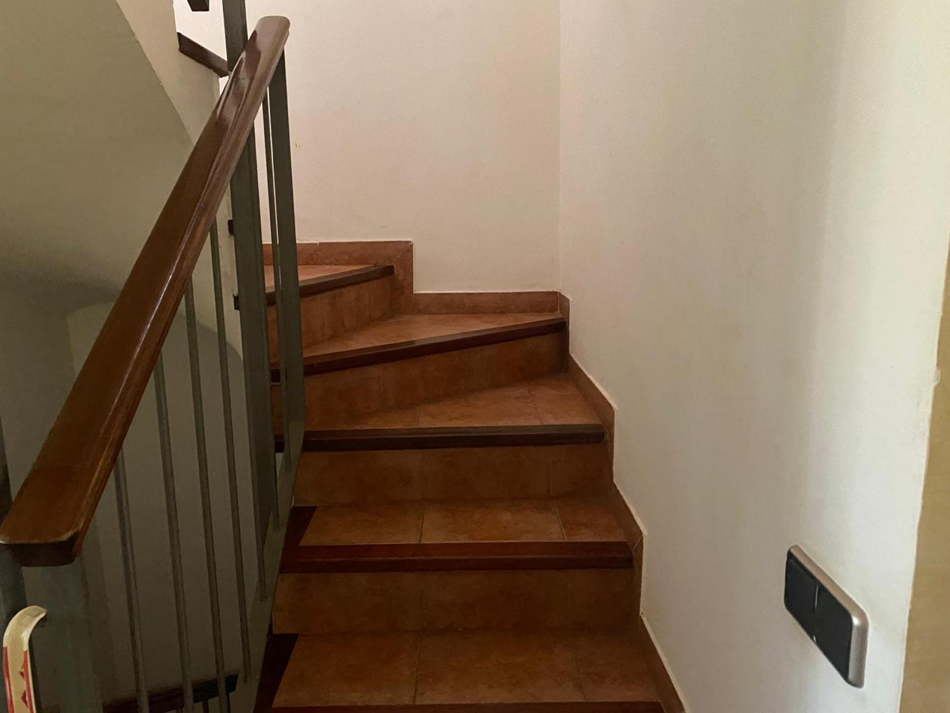 Descubre esta encantadora casa adosada, ideal para quienes buscan espacio, luz y conexión con la naturaleza.