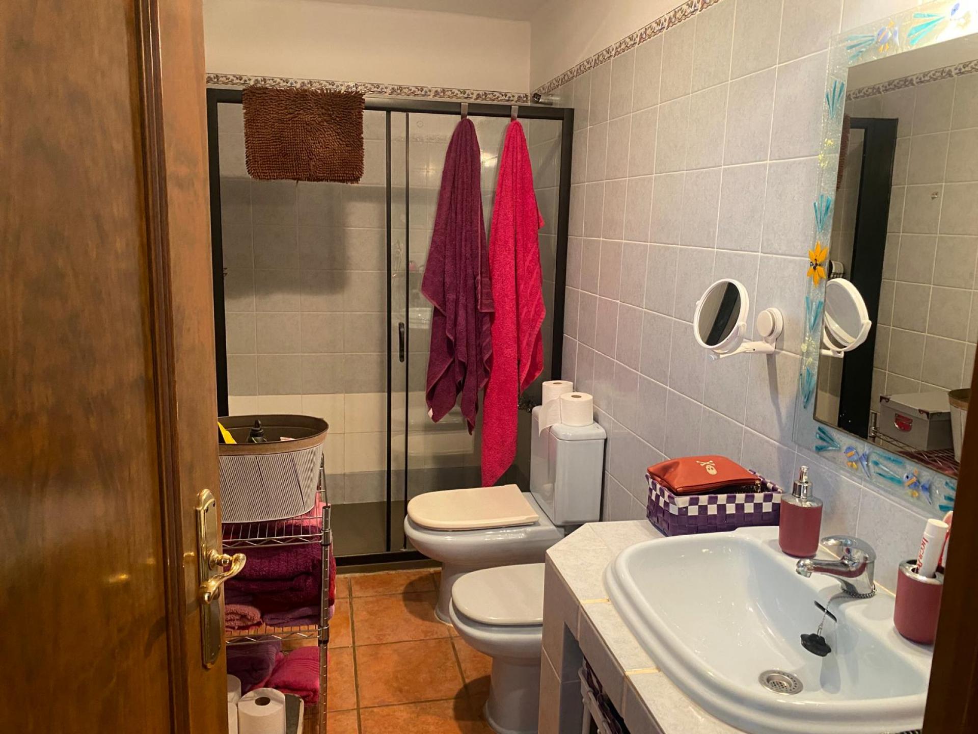 Descubre esta encantadora casa adosada, ideal para quienes buscan espacio, luz y conexión con la naturaleza.