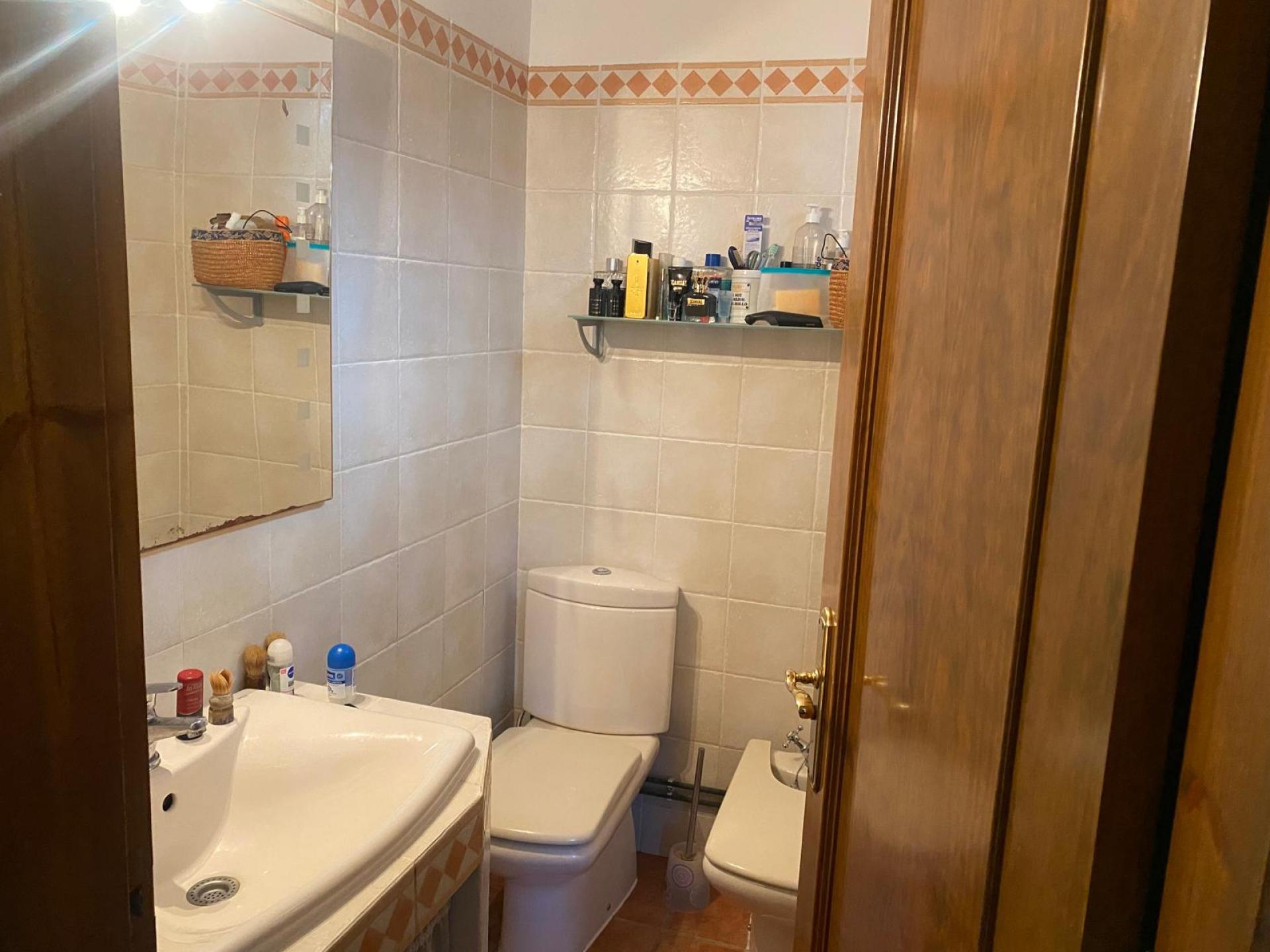 Descubre esta encantadora casa adosada, ideal para quienes buscan espacio, luz y conexión con la naturaleza.