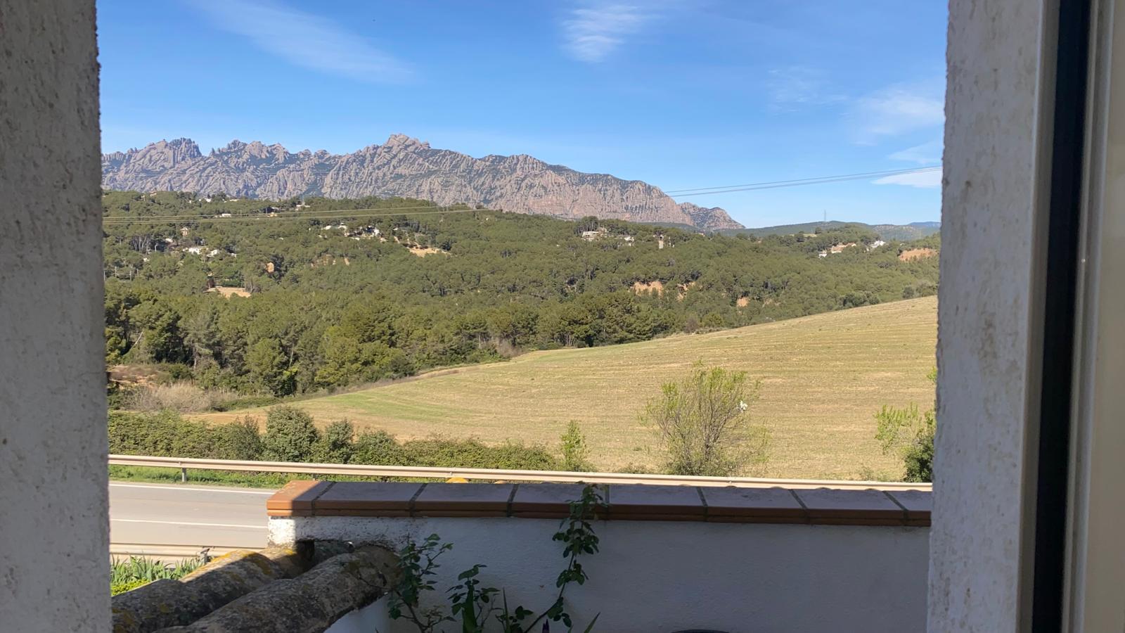 Descubre esta encantadora casa adosada, ideal para quienes buscan espacio, luz y conexión con la naturaleza.