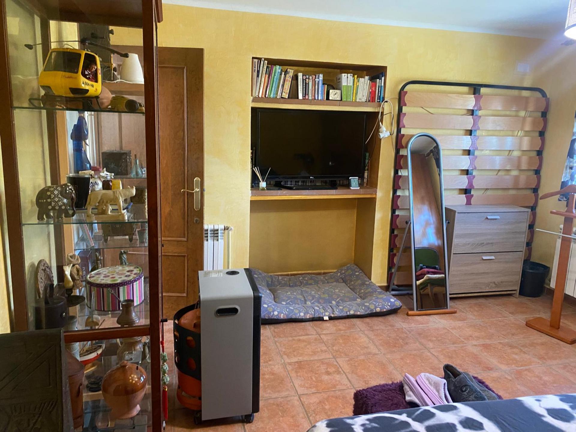 Descubre esta encantadora casa adosada, ideal para quienes buscan espacio, luz y conexión con la naturaleza.