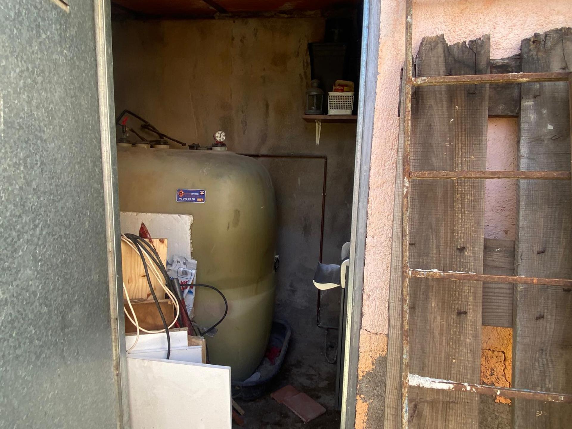 Descubre esta encantadora casa adosada, ideal para quienes buscan espacio, luz y conexión con la naturaleza.