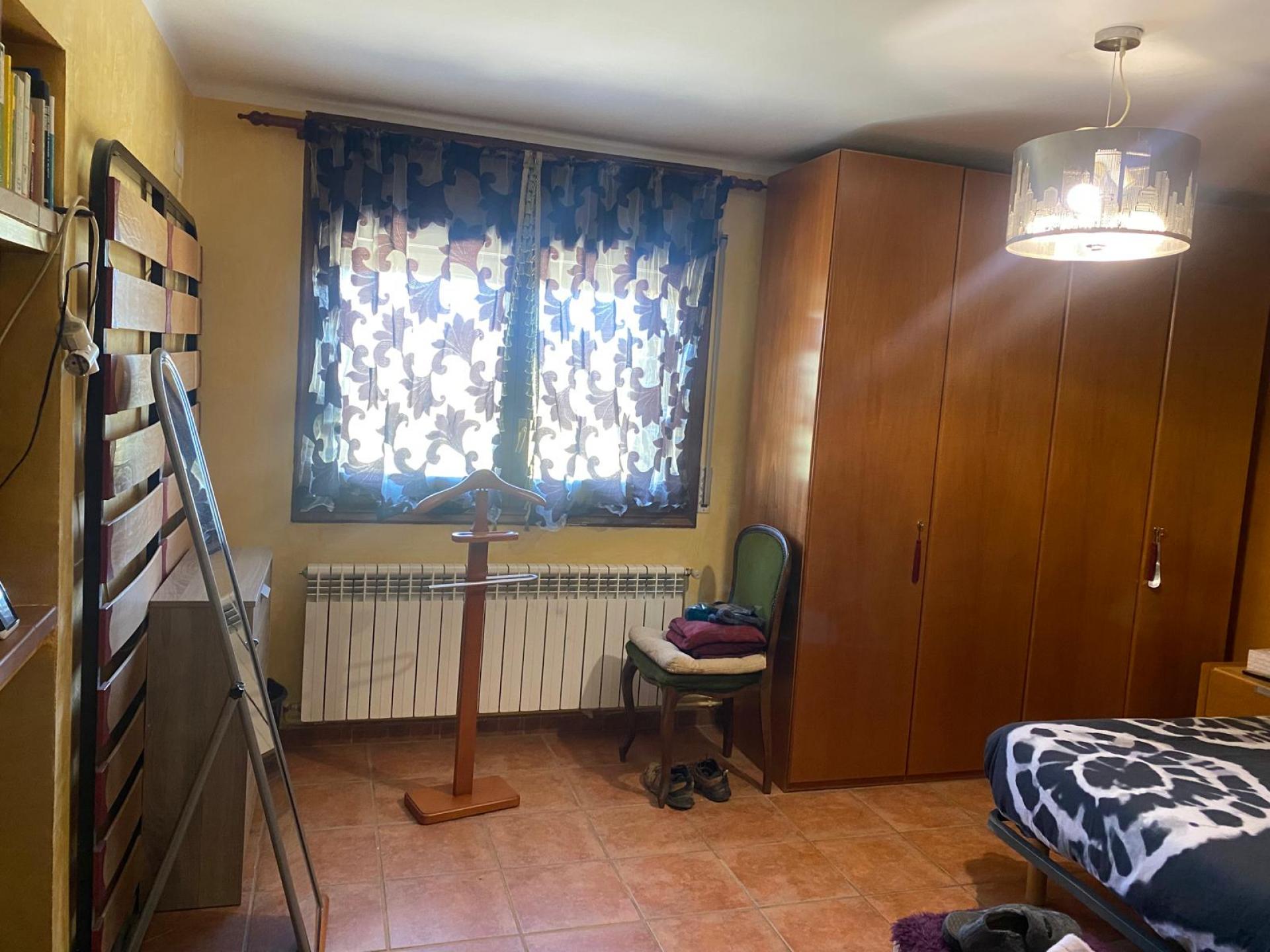 Descubre esta encantadora casa adosada, ideal para quienes buscan espacio, luz y conexión con la naturaleza.