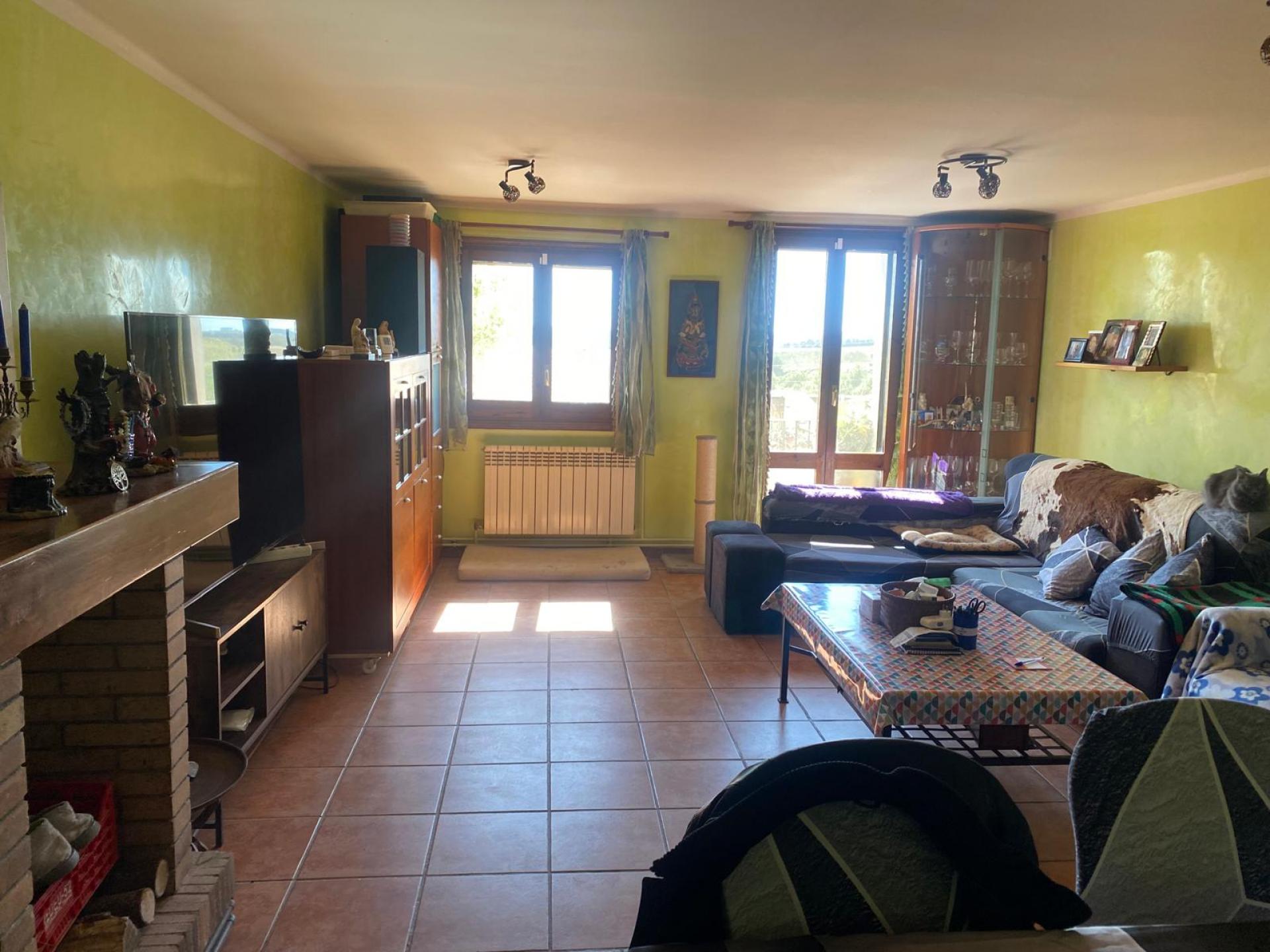 Descubre esta encantadora casa adosada, ideal para quienes buscan espacio, luz y conexión con la naturaleza.