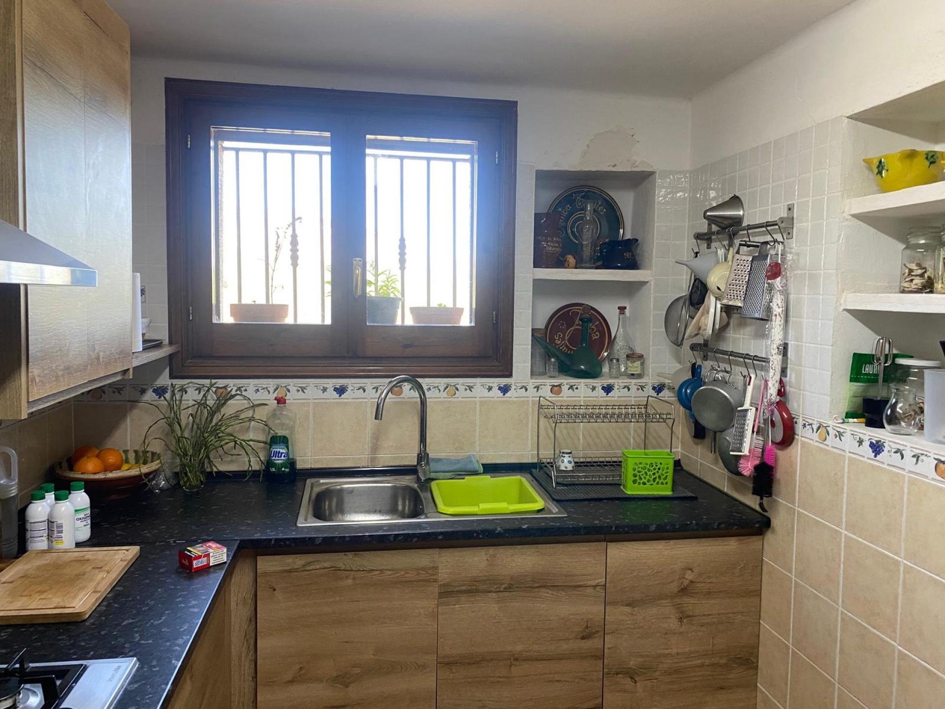 Descubre esta encantadora casa adosada, ideal para quienes buscan espacio, luz y conexión con la naturaleza.