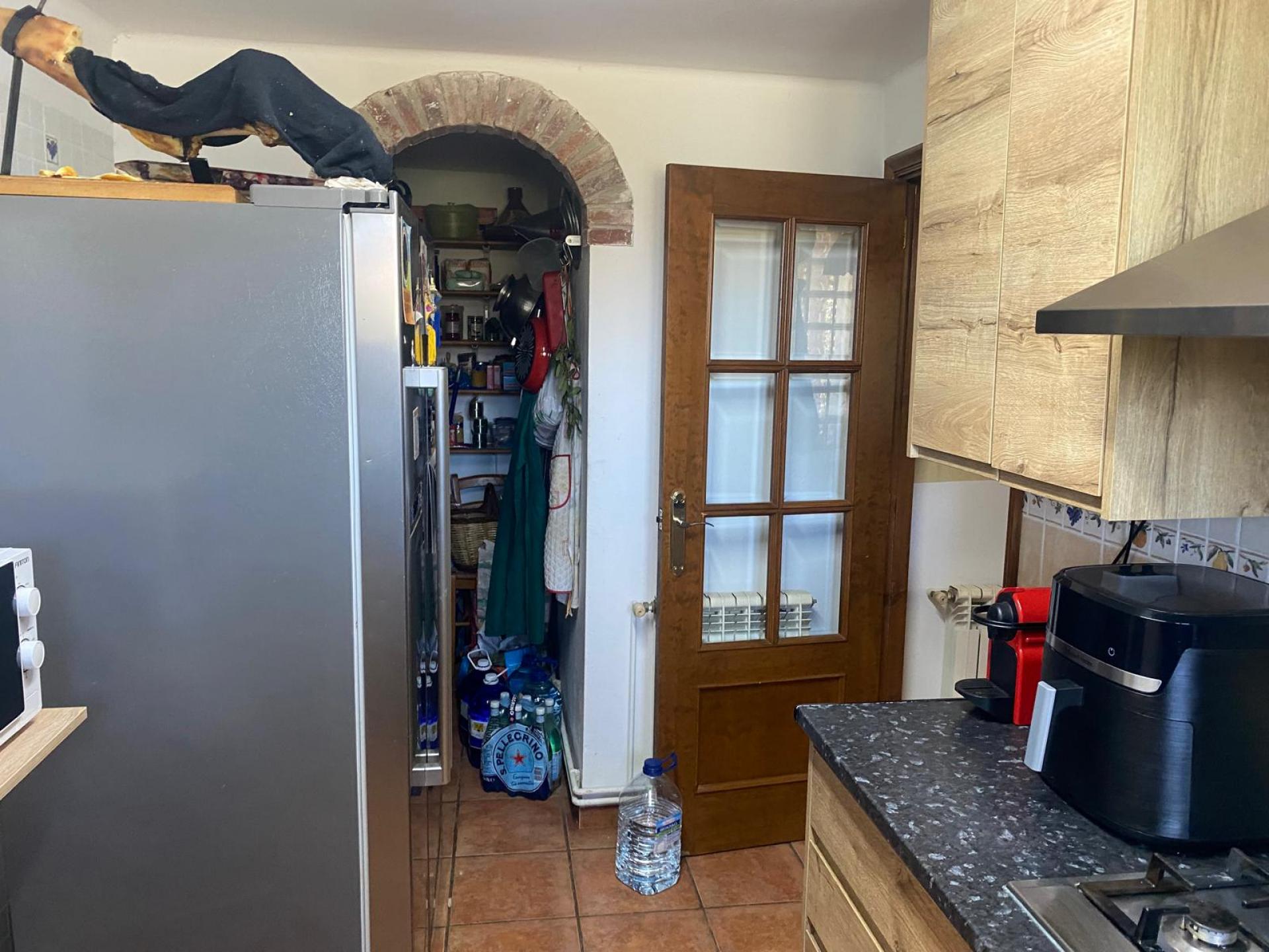 Descubre esta encantadora casa adosada, ideal para quienes buscan espacio, luz y conexión con la naturaleza.